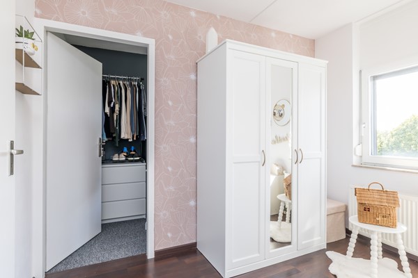 Foto - Verkocht onder voorbehoud: Instapklare ruime tussenwoning uit 1997 met 3 slaapkamers, moderne badkamer, tuin en garage in Heerlen